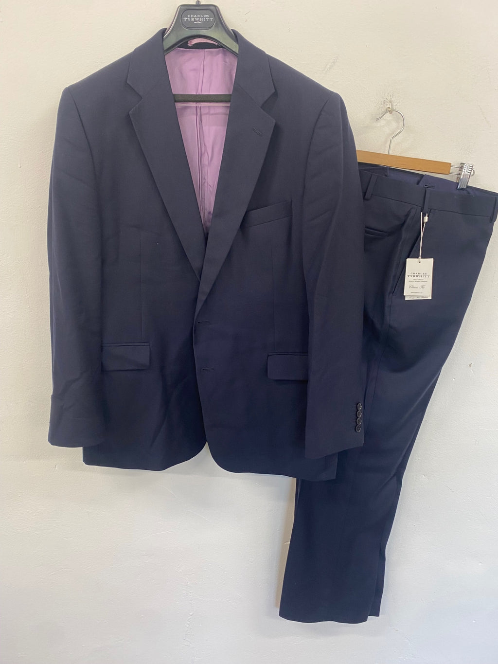 Fabulous Charles Tyrwhitt Suit 48R Navy classic fit Super 110s wool ES609