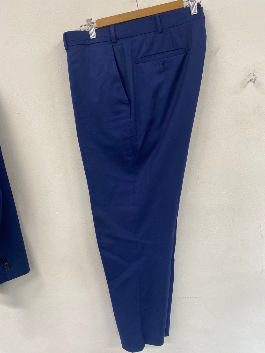 Fabulous Baumler Reda pure new wool Suit 46S Blue ES609