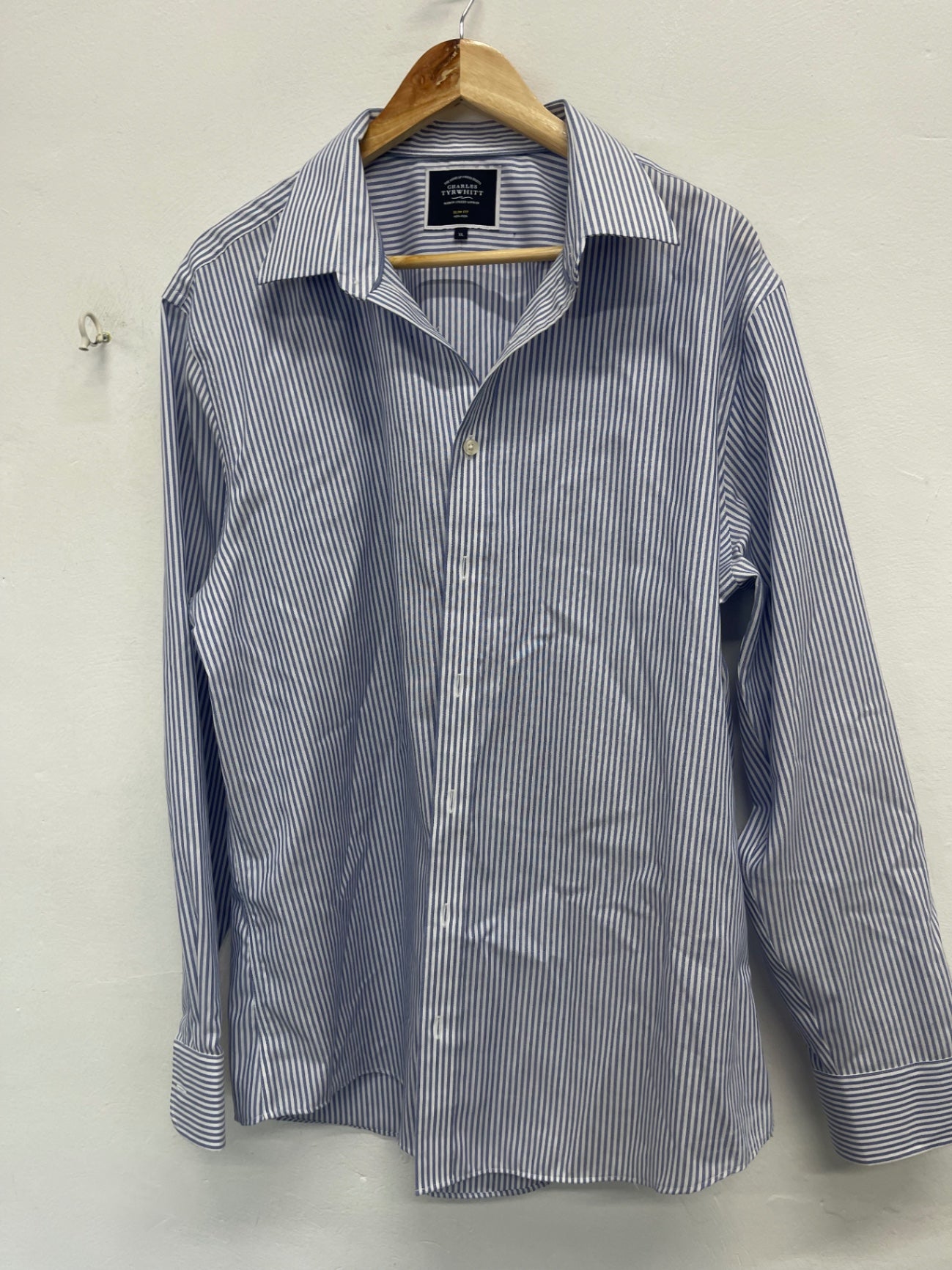 Fabulous Charles Tyrwitt slim fit non iron Shirt XL Blue and White ES609