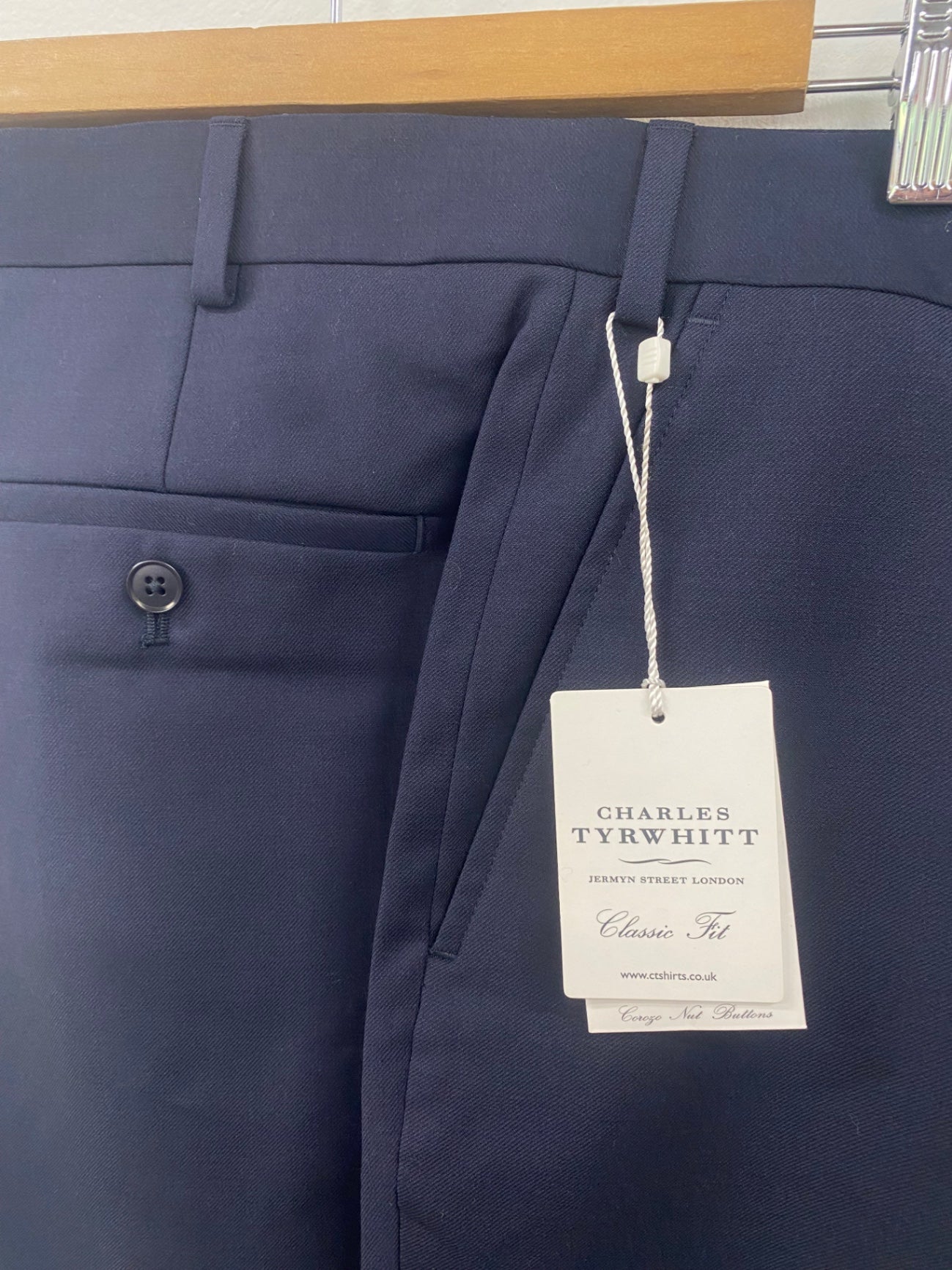 Fabulous Charles Tyrwhitt Suit 48R Navy classic fit Super 110s wool ES609