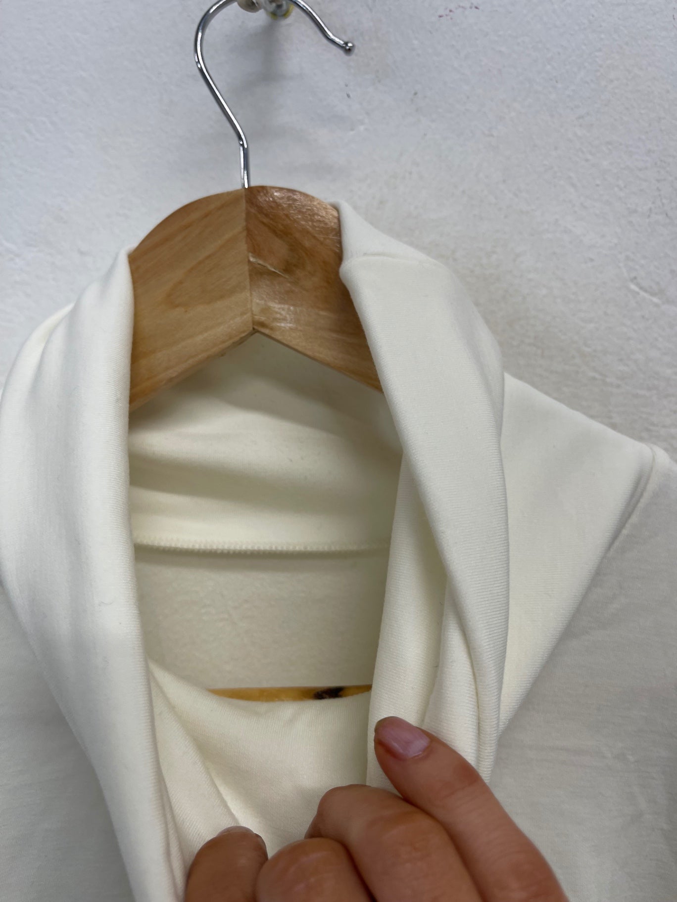 Fabulous Uniqlo Long sleeve ultra thermal heat top UK XL Cream ES609