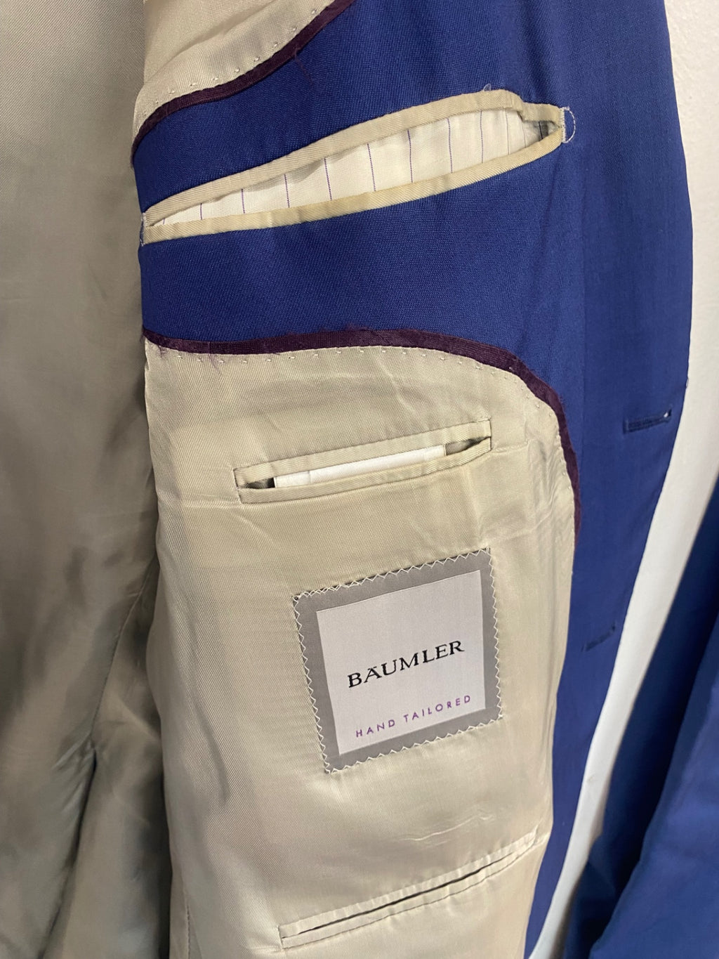 Fabulous Baumler Reda pure new wool Suit 46S Blue ES609