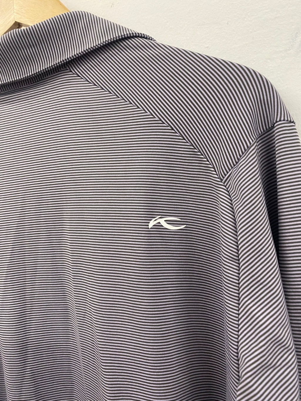 Fabulous KJUS Golf Shirt XL Gray lilac stripe Comfort fit ES609
