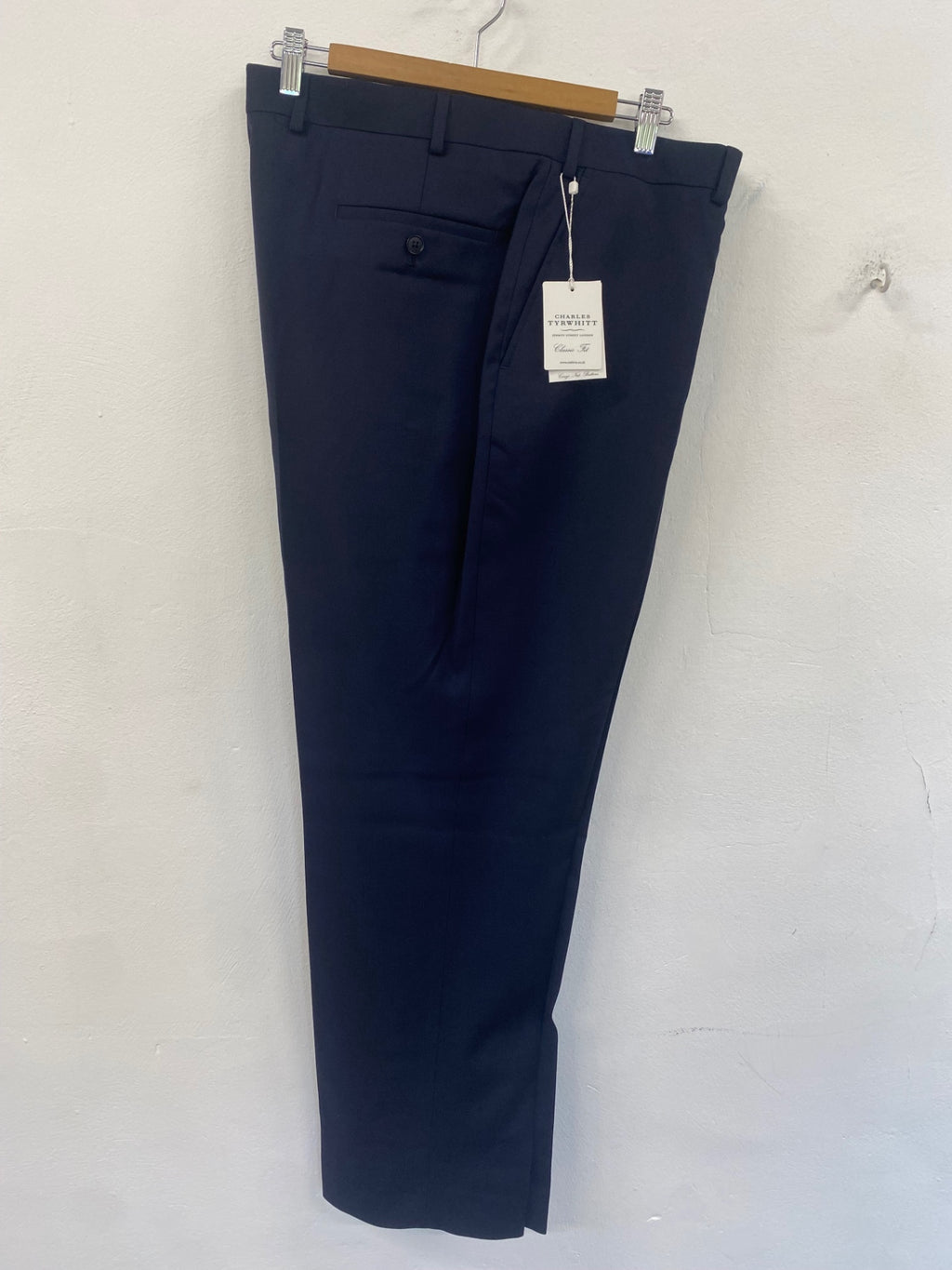 Fabulous Charles Tyrwhitt Suit 48R Navy classic fit Super 110s wool ES609