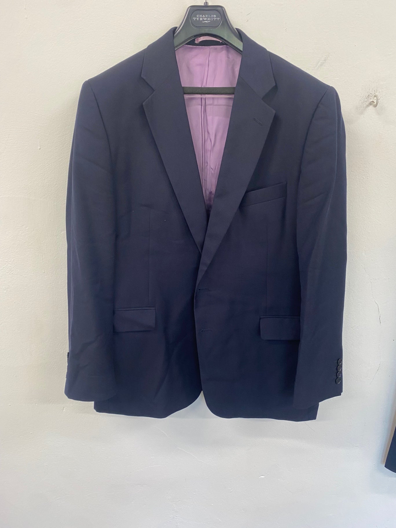 Fabulous Charles Tyrwhitt Suit 48R Navy classic fit Super 110s wool ES609