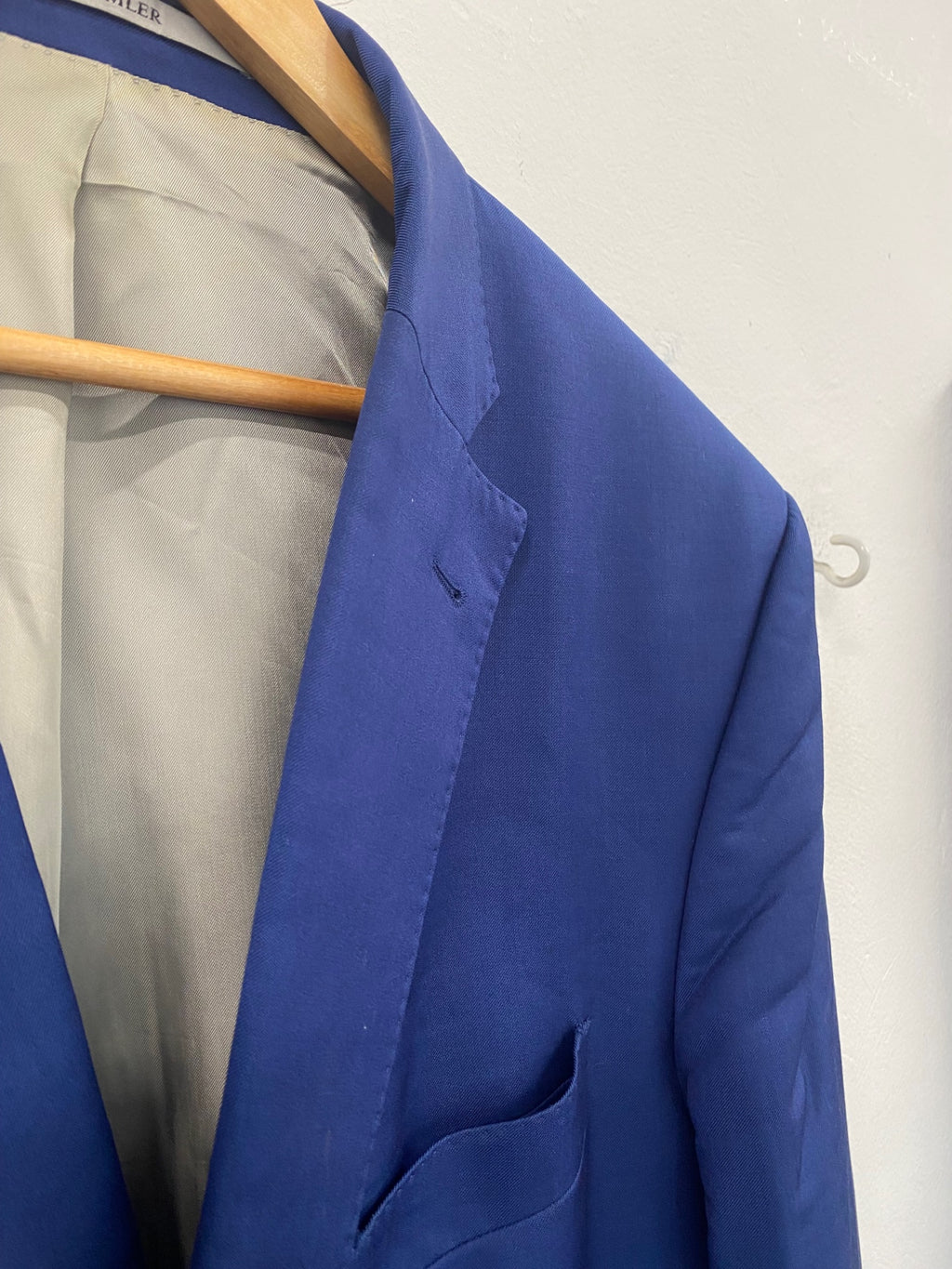 Fabulous Baumler Reda pure new wool Suit 46S Blue ES609