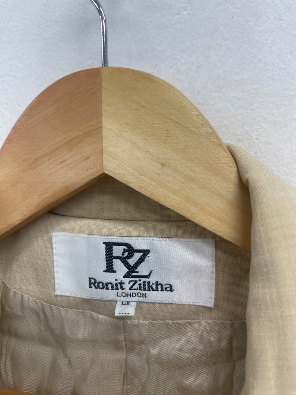 Fabulous Ronit Zilkha beige occasion formal  Suit uk14 Beige AD001