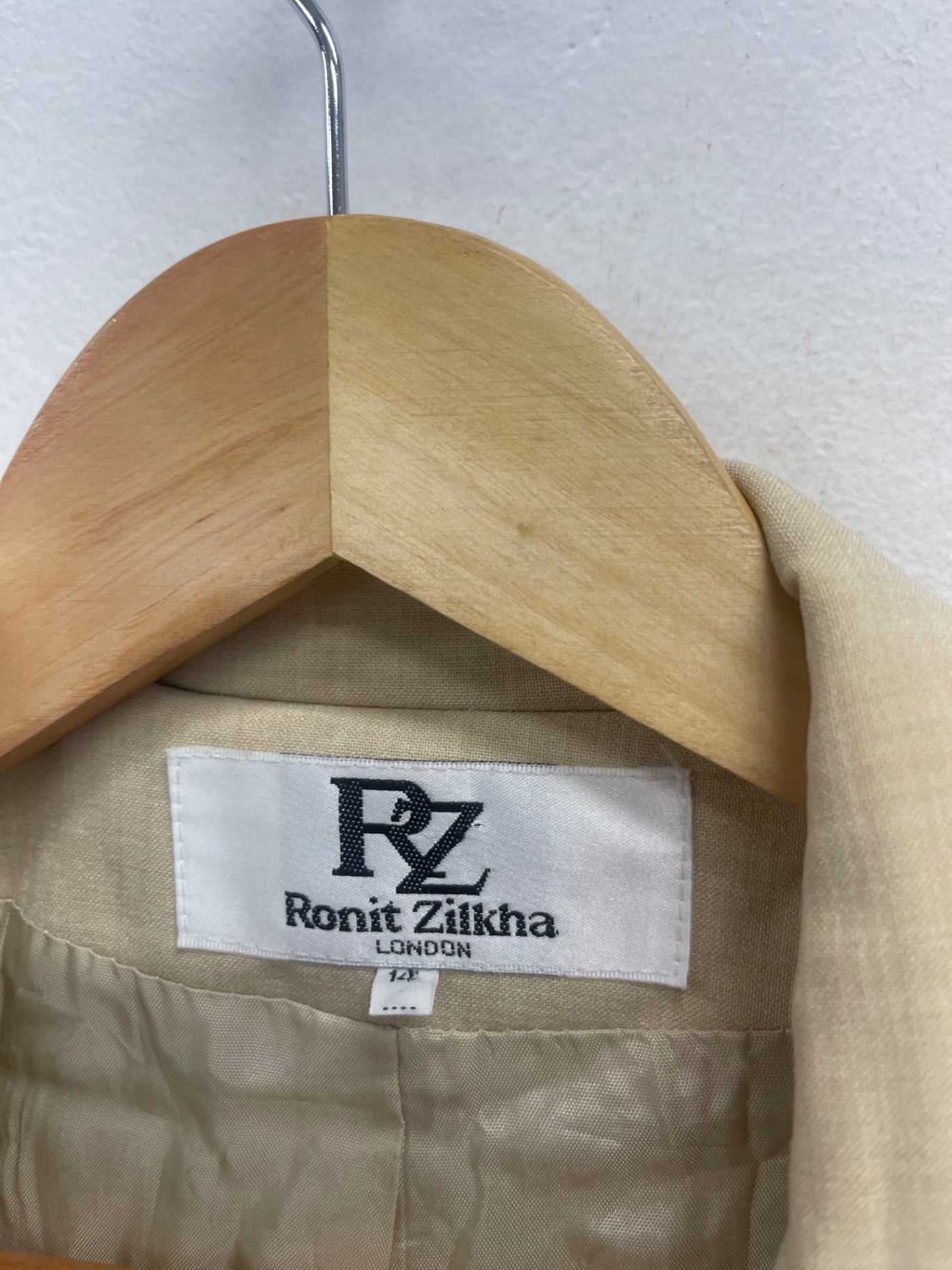 Fabulous Ronit Zilkha beige occasion formal  Suit uk14 Beige AD001