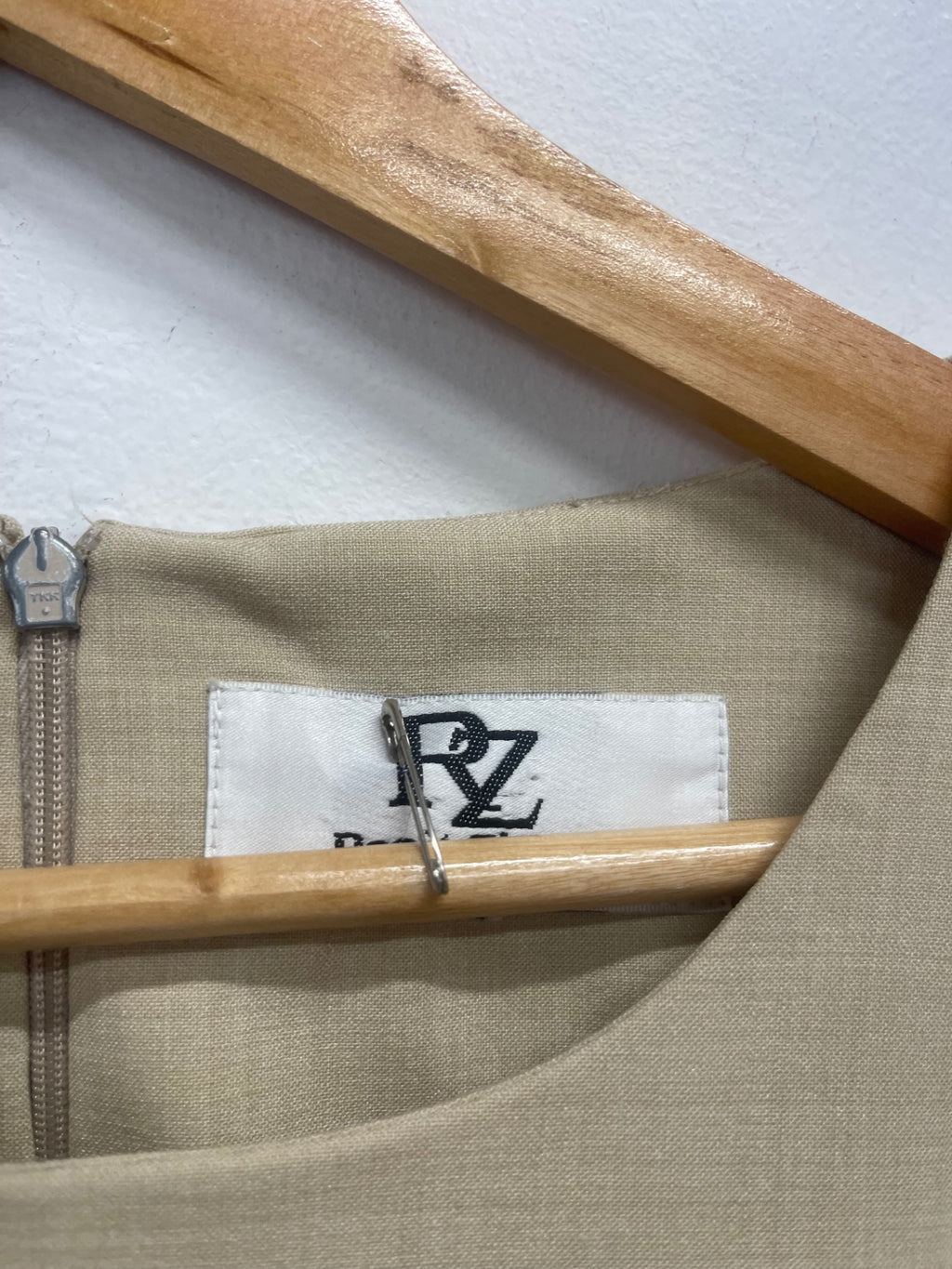 Fabulous Ronit Zilkha beige occasion formal  Suit uk14 Beige AD001