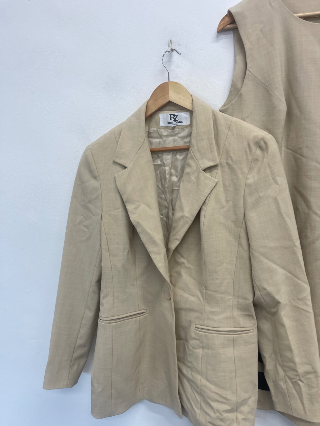 Fabulous Ronit Zilkha beige occasion formal  Suit uk14 Beige AD001