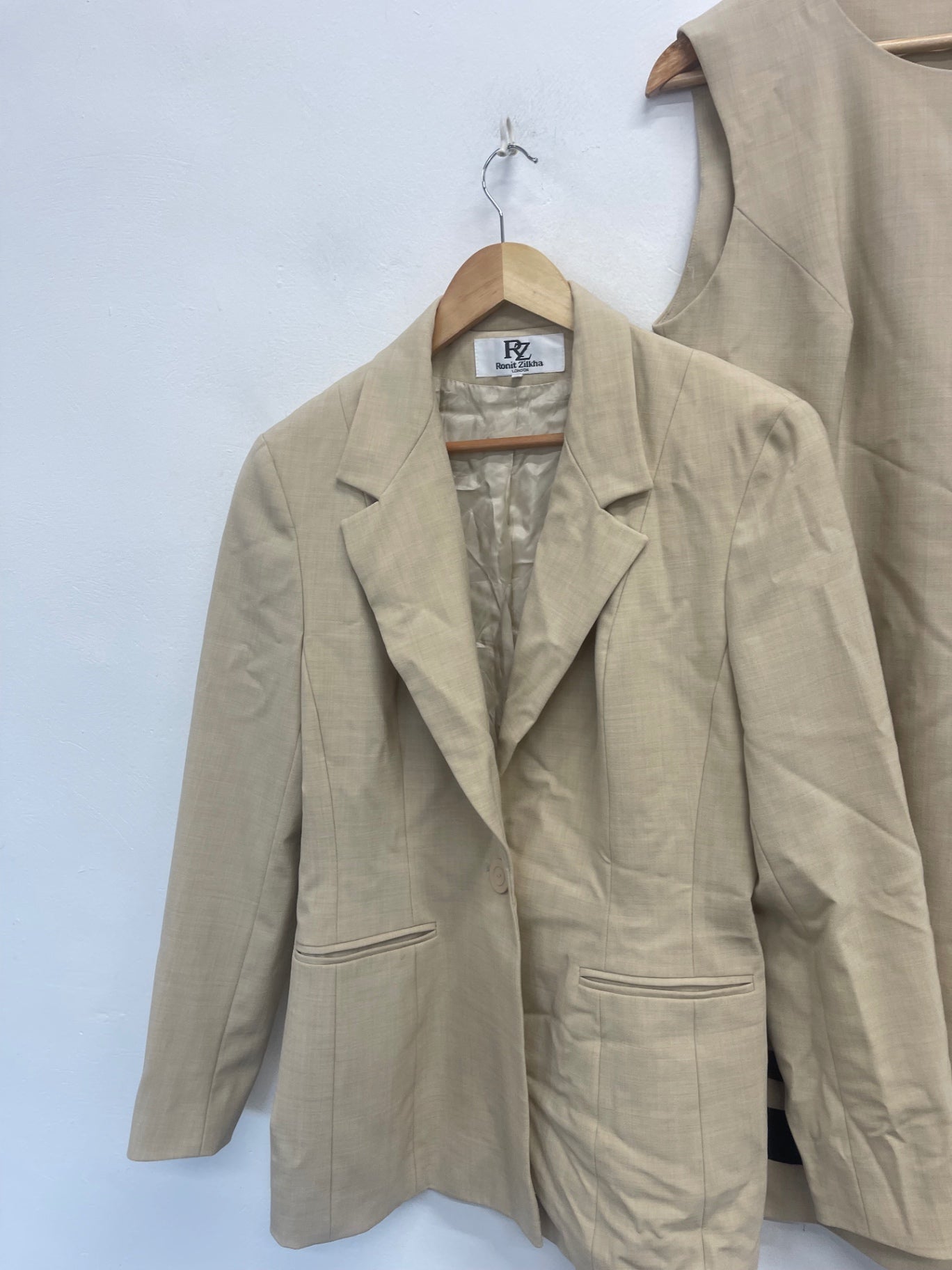 Fabulous Ronit Zilkha beige occasion formal  Suit uk14 Beige AD001