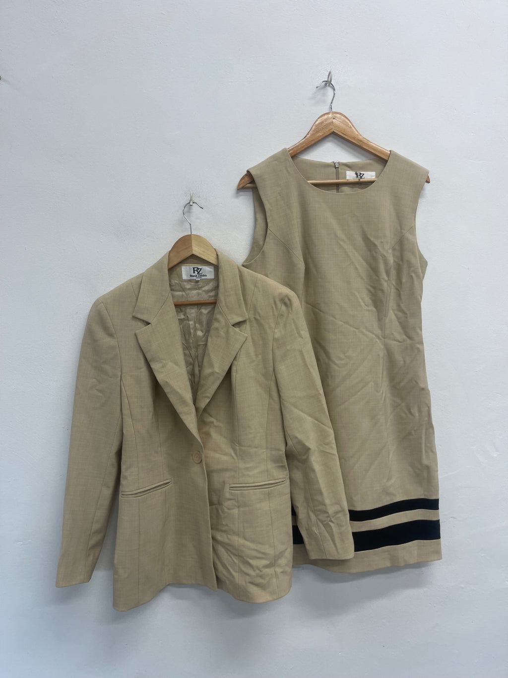 Fabulous Ronit Zilkha beige occasion formal  Suit uk14 Beige AD001