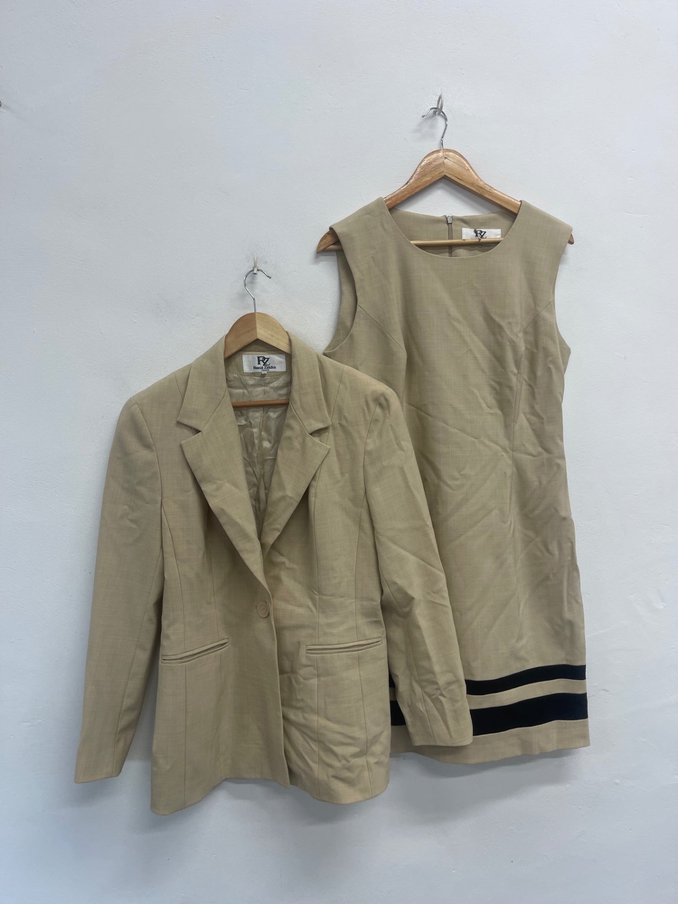 Fabulous Ronit Zilkha beige occasion formal  Suit uk14 Beige AD001