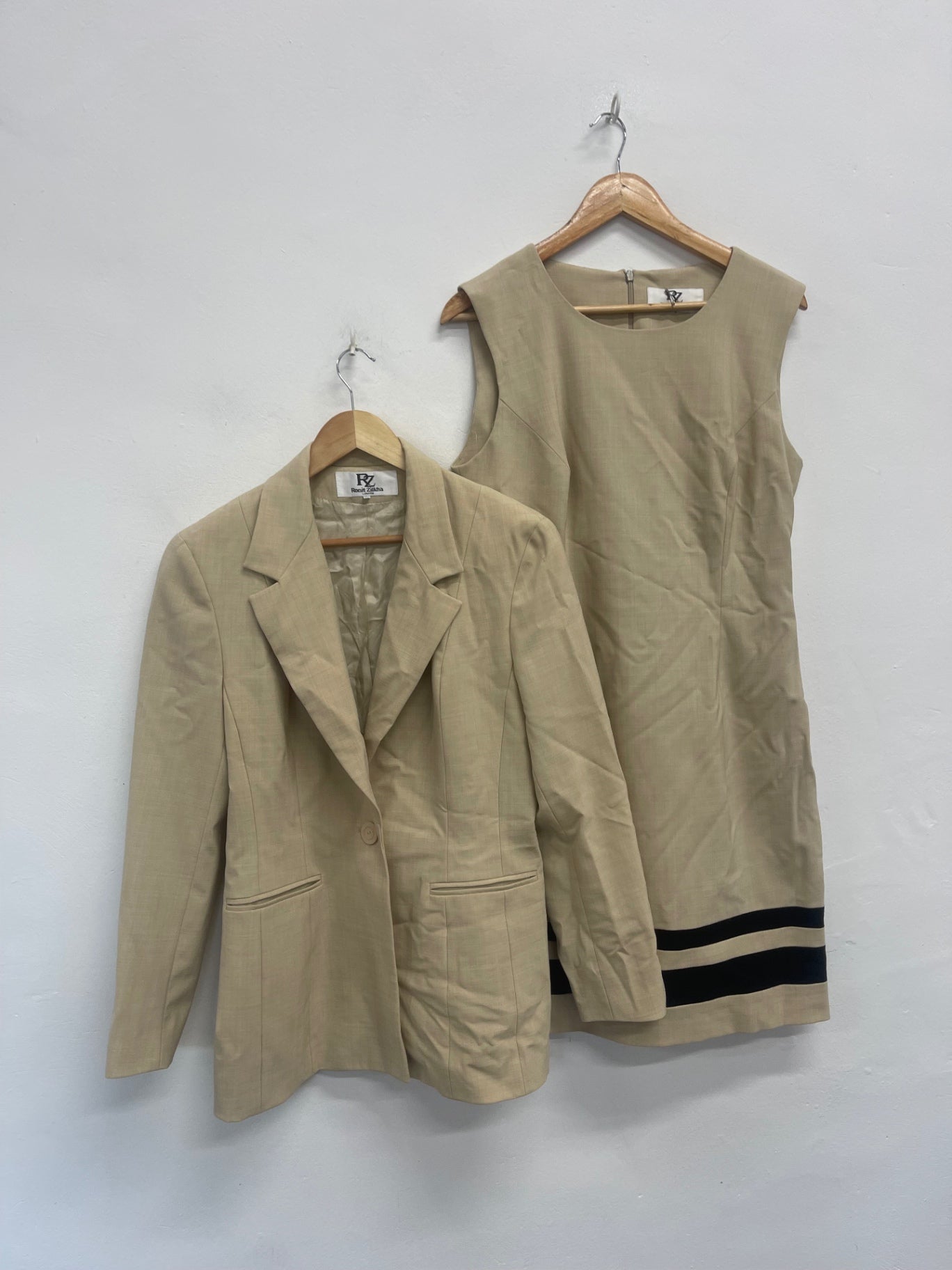 Fabulous Ronit Zilkha beige occasion formal  Suit uk14 Beige AD001