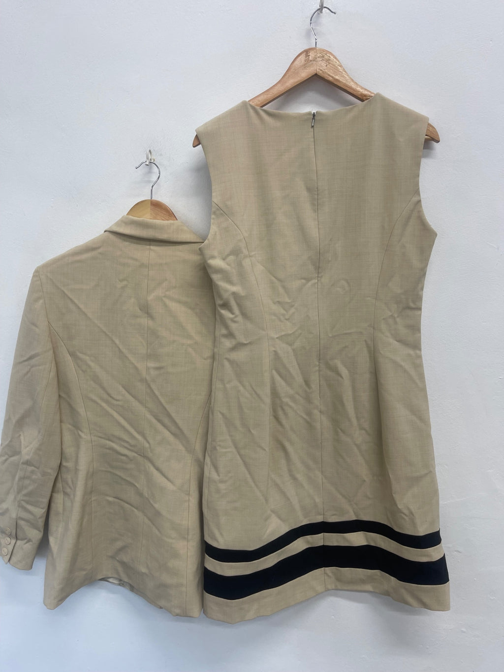 Fabulous Ronit Zilkha beige occasion formal  Suit uk14 Beige AD001