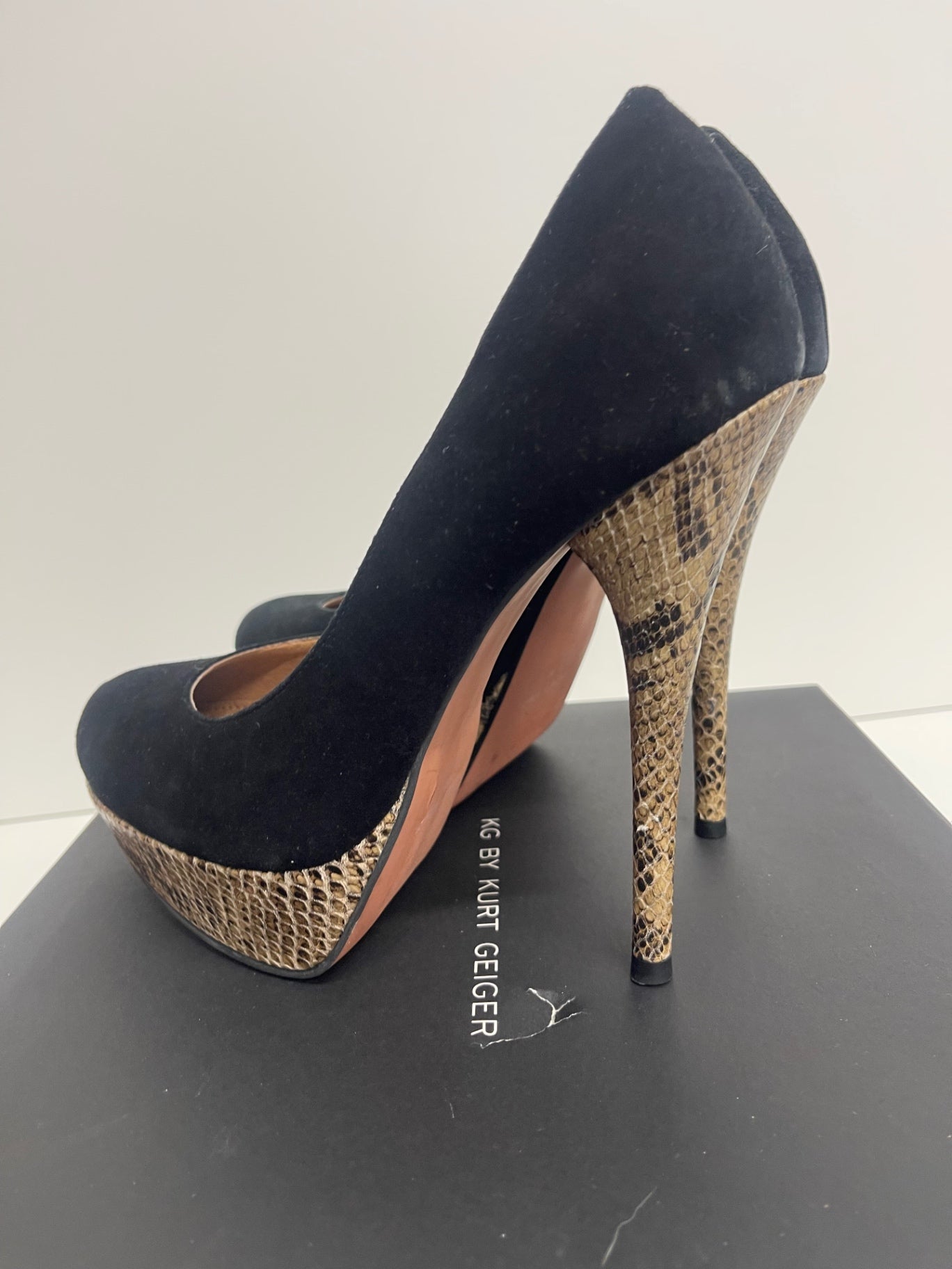 Stunning Kurt Geiger Eleanor suede Pumps UK6 Black PP546