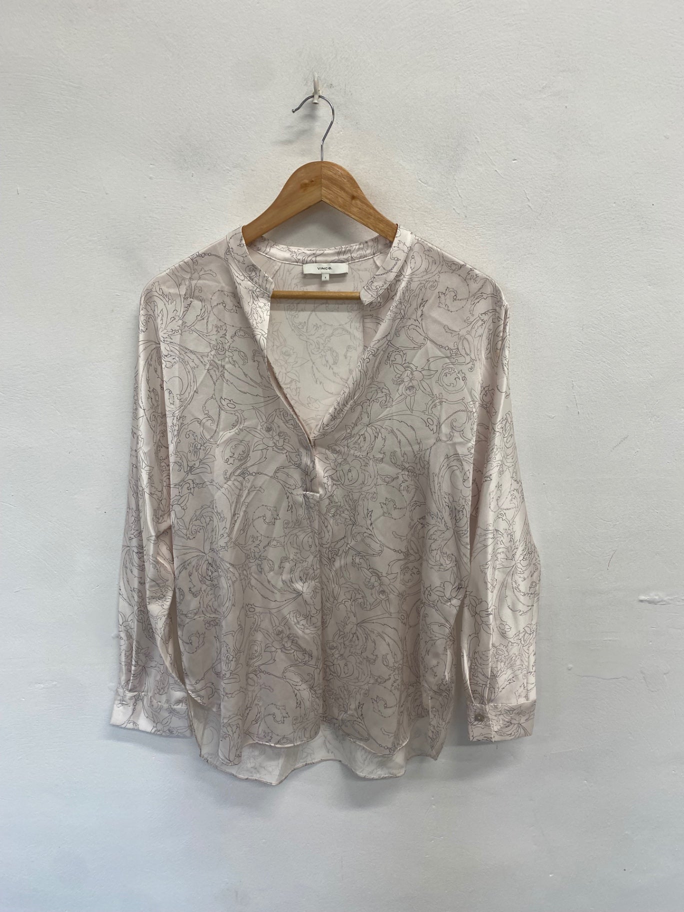 Stunning Vince Blouse satin UK 8-10 White grey floral SO560