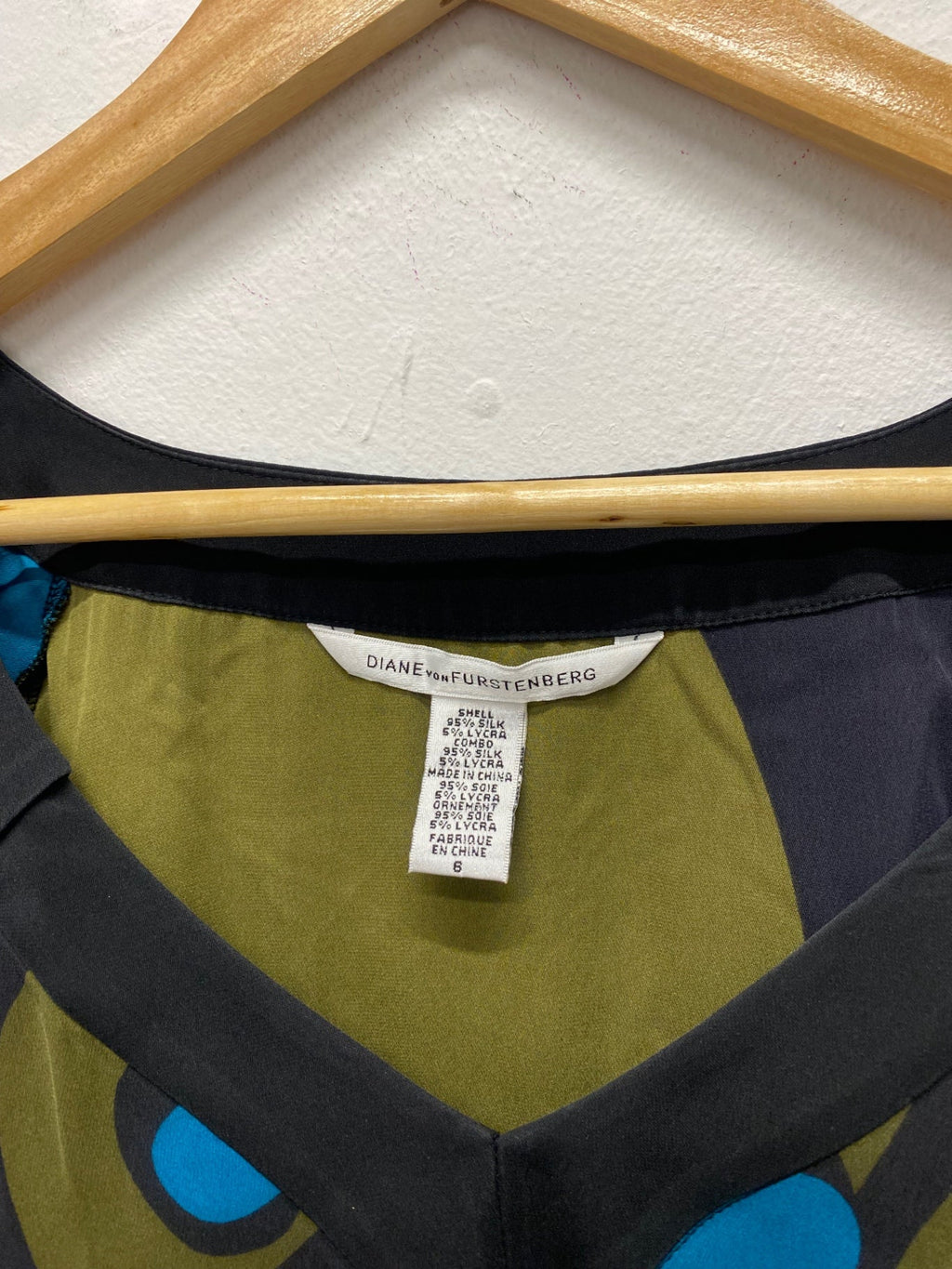 Fabulous Diane von Furstenberg silk blend abstract  Top UK10 Olive Green MD002