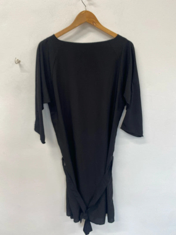 Classic black sheath dresss with a tie. La Redoute 18 KM003