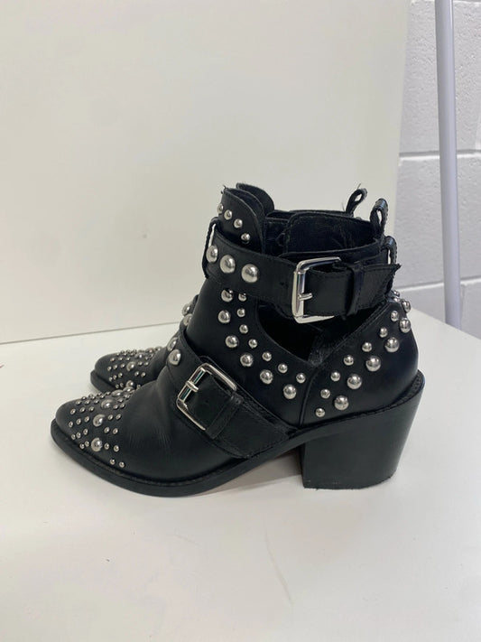 Fabulous Kurt Geiger Sybil studded boots Uk4 stunning SS002