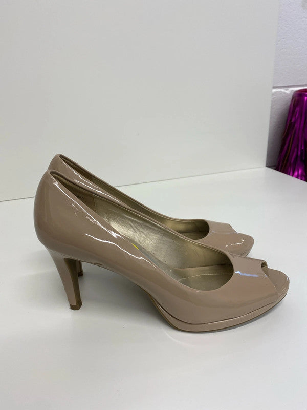 Fabulous Nude peep toe court shoes by Bandolino Uk7 KM005