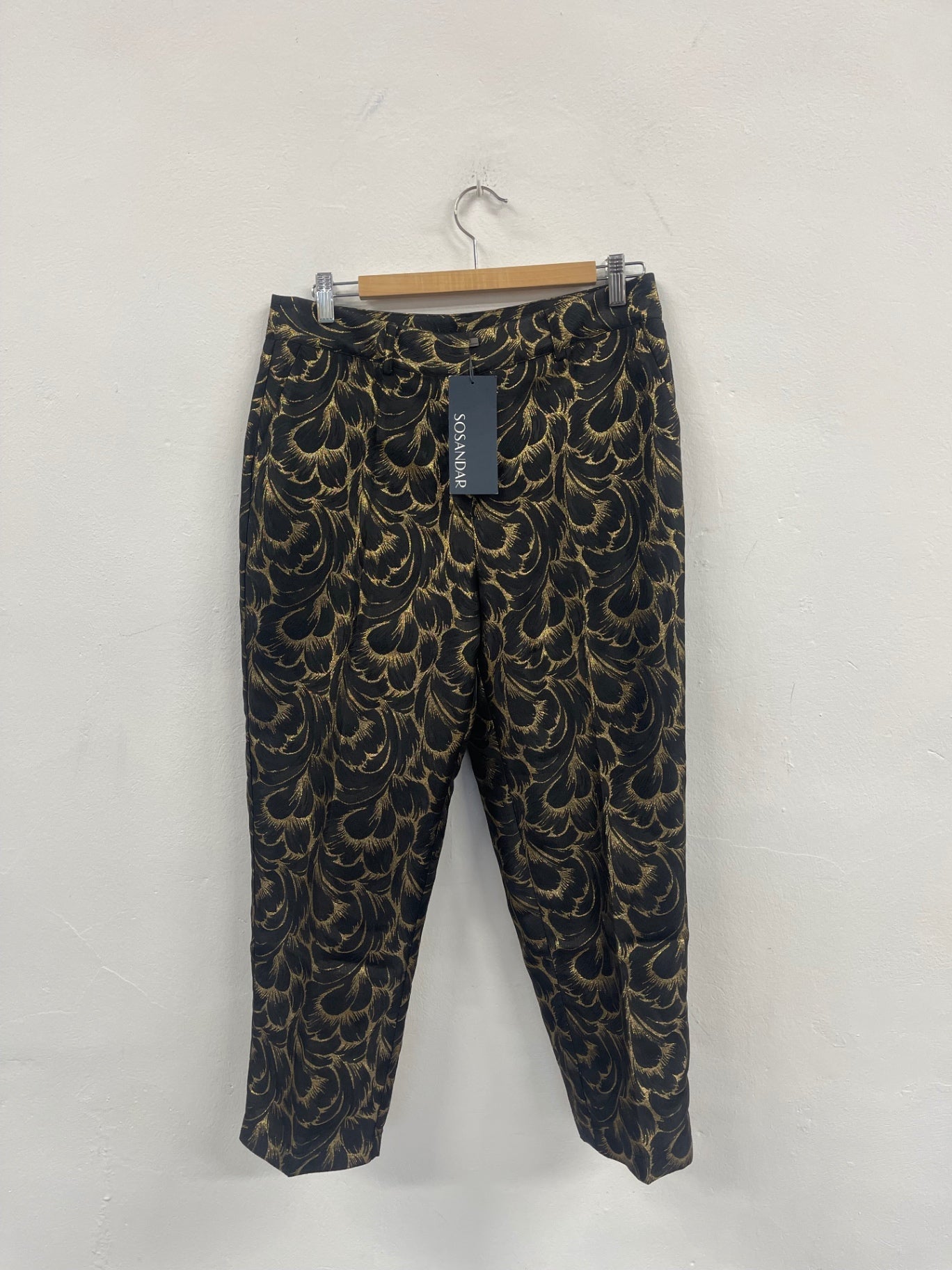 Fabulous Sosandar jacquard tapered Pants UK12 Black and Gold KC528