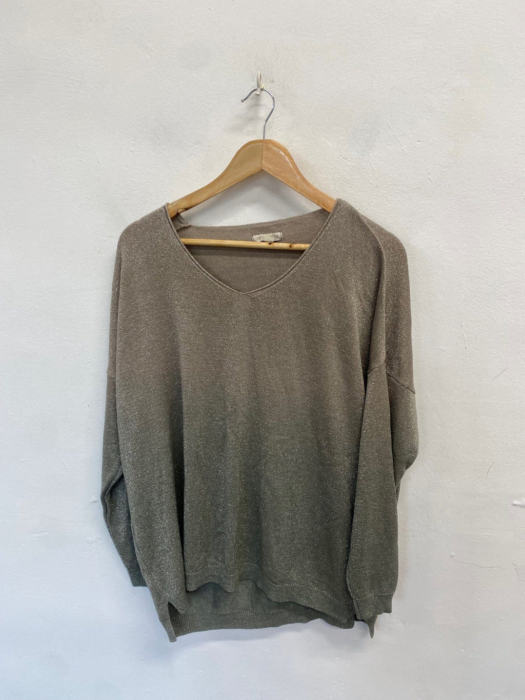 Stunning Stella Martini V neck jumper UK 16 Champagne shimmer DM561