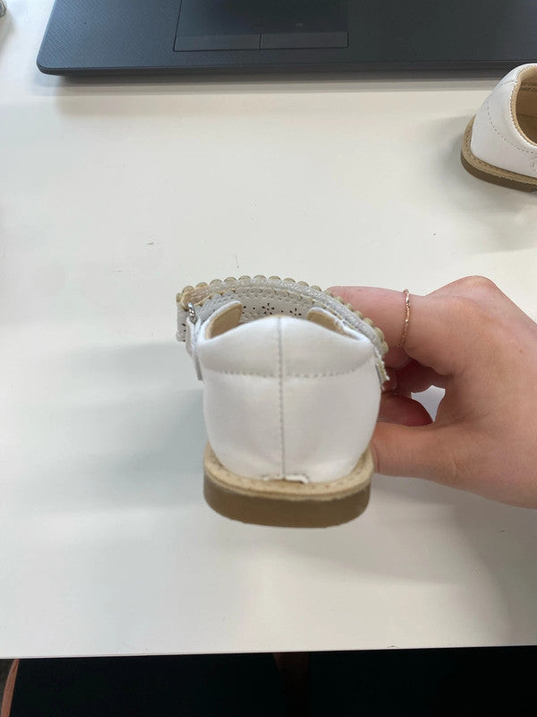 Adorable girls next white Velcro sandals size 5.5f KM004