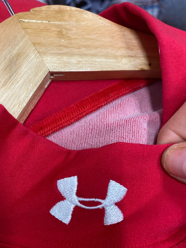 Classic men’s Underarmour Red high neck cold gear top UkXL LD003