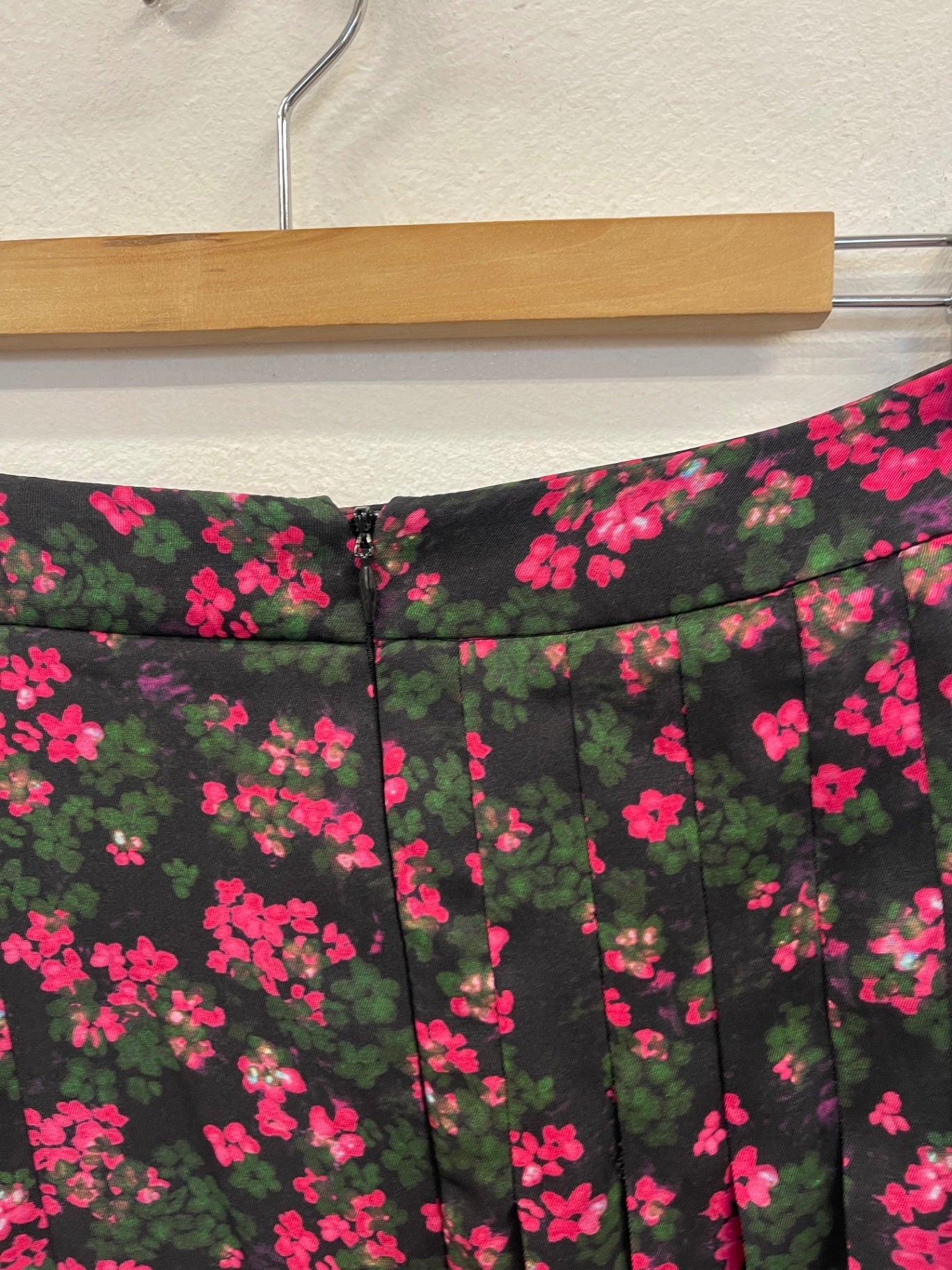 Fabulous Oliver Bonas pleated floral midi Skirt Uk10 Black & Pink Country garden KC528