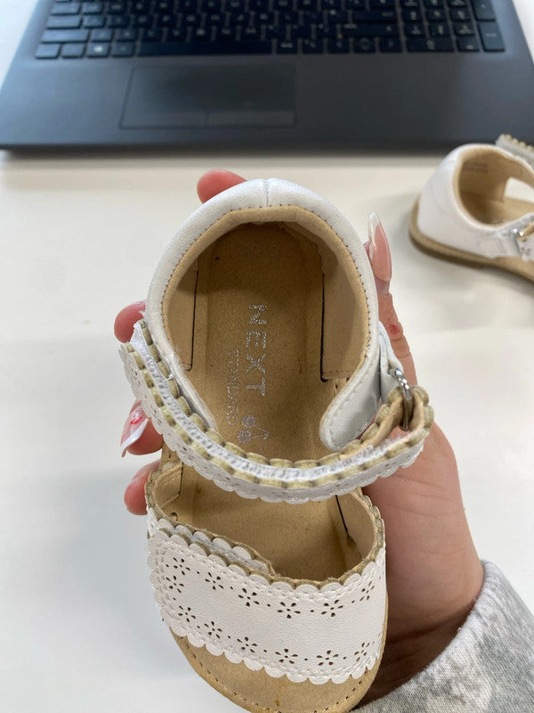 Adorable girls next white Velcro sandals size 5.5f KM004