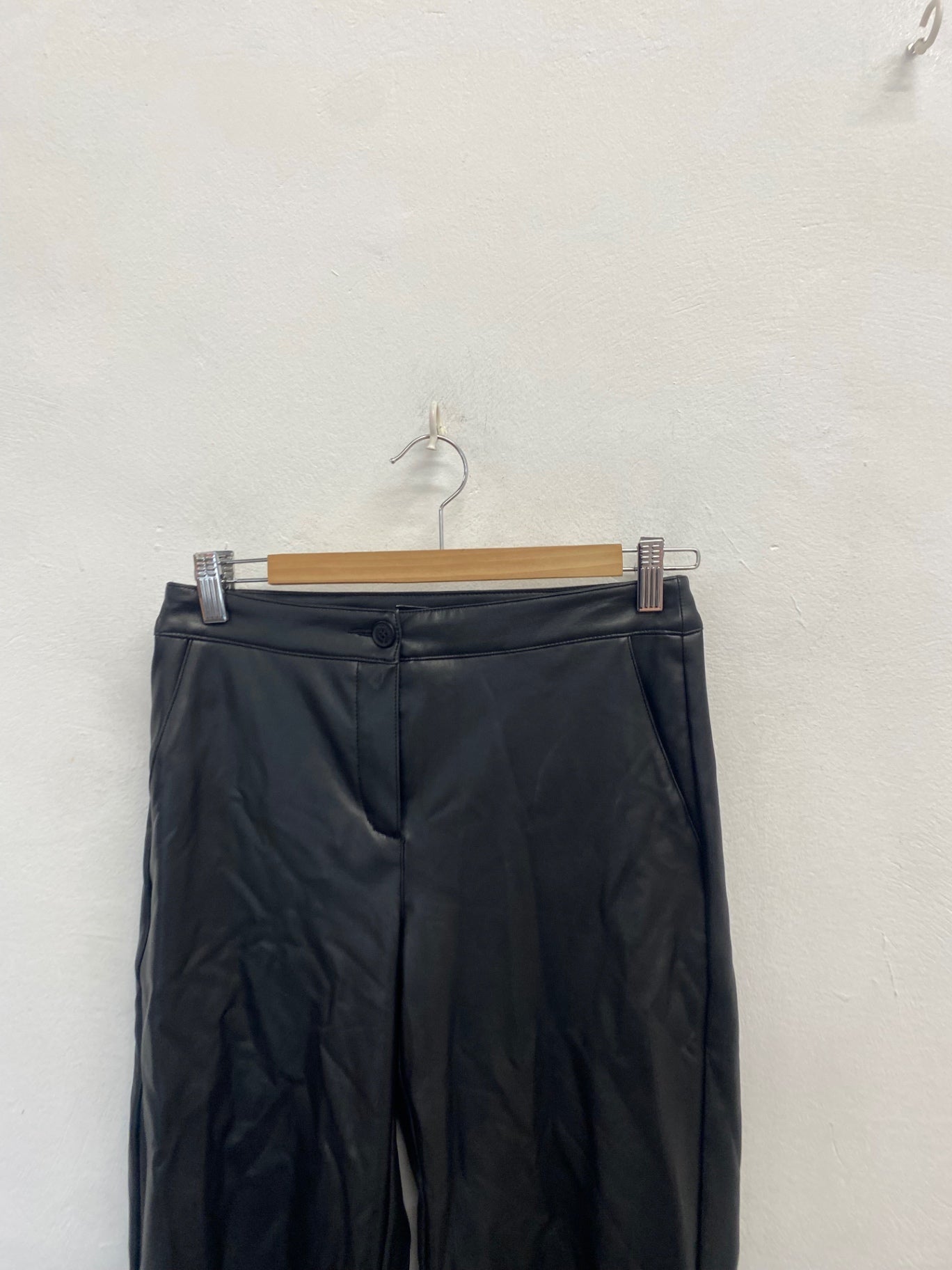 Stunning Robell Cropped trousers faux leather Uk 6 Black SO560