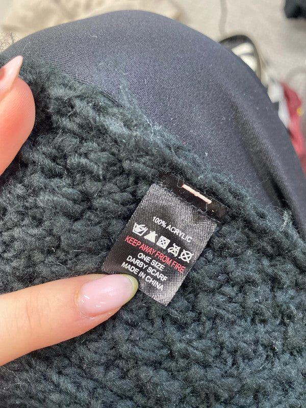 Lovely river island black hat and scarve knitted duo one size JH001