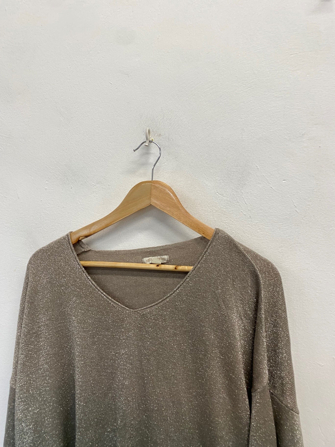 Stunning Stella Martini V neck jumper UK 16 Champagne shimmer DM561