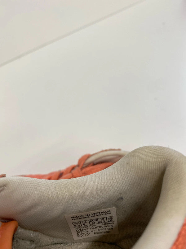 Fabulous Classic Reeboks coral leather trainers Uk4 GK002