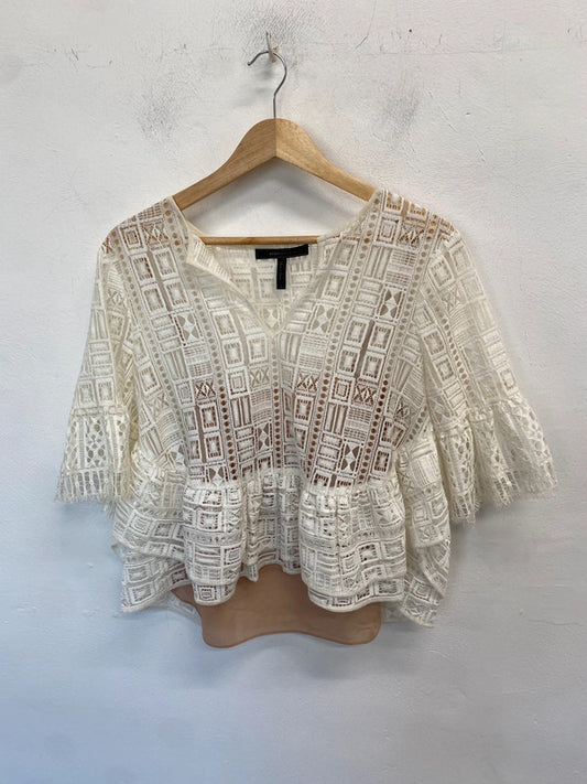Lovely bcbgmaxazria underlayer white lace “immane” top UK s HS001