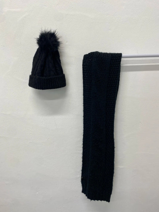 Lovely river island black hat and scarve knitted duo one size JH001
