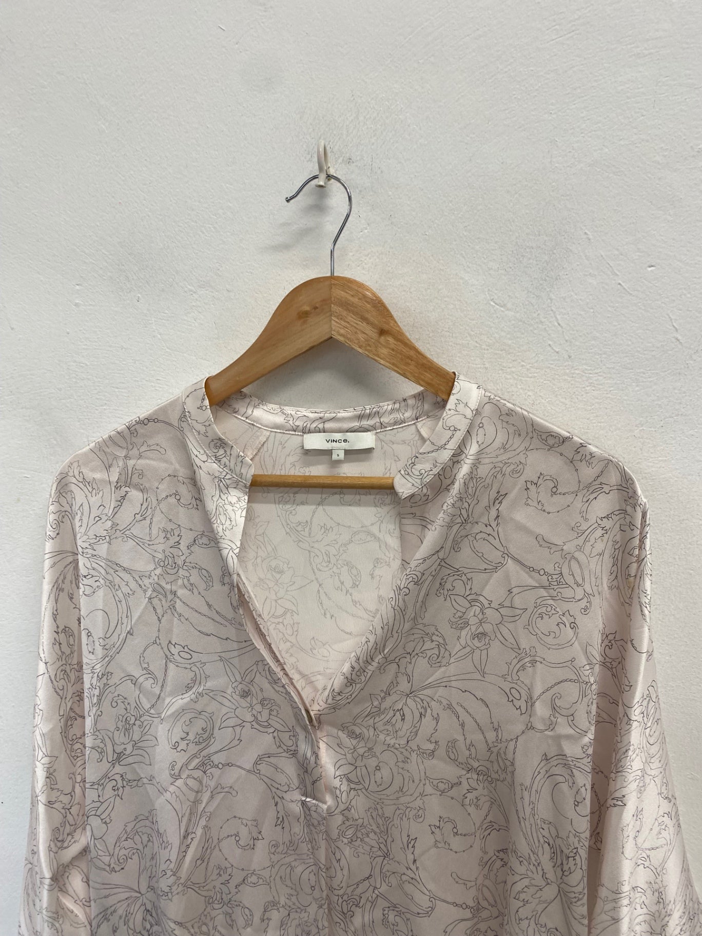 Stunning Vince Blouse satin UK 8-10 White grey floral SO560