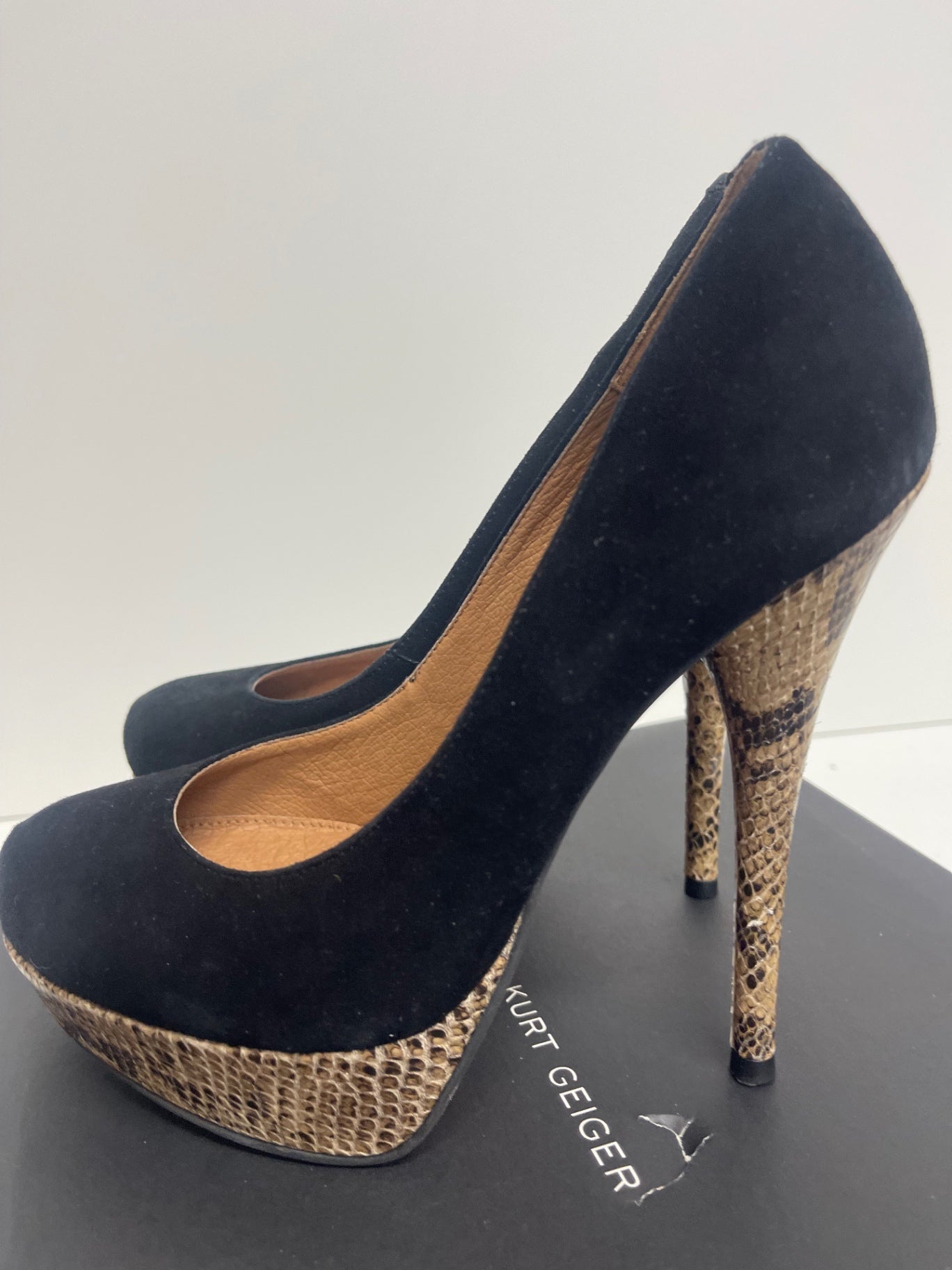Stunning Kurt Geiger Eleanor suede Pumps UK6 Black PP546