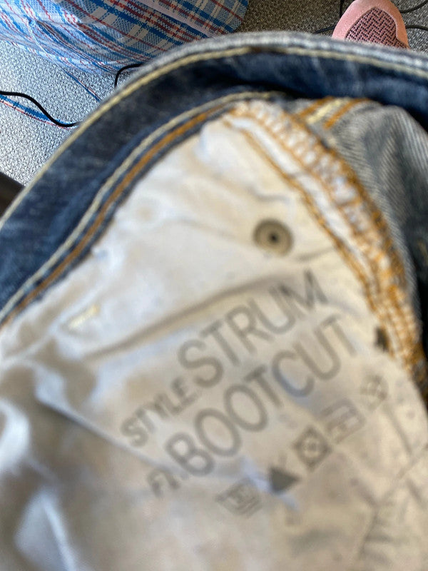 Fabulous Vintage Y2K bootcut Strum Jeans W30”’x L32 KW002