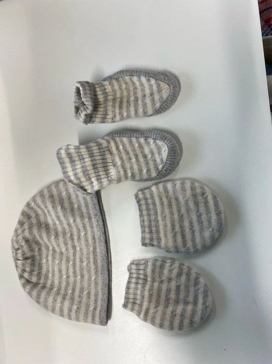 Fabulous M&S Cashmere newborn up to 1 hat gloves set JP001