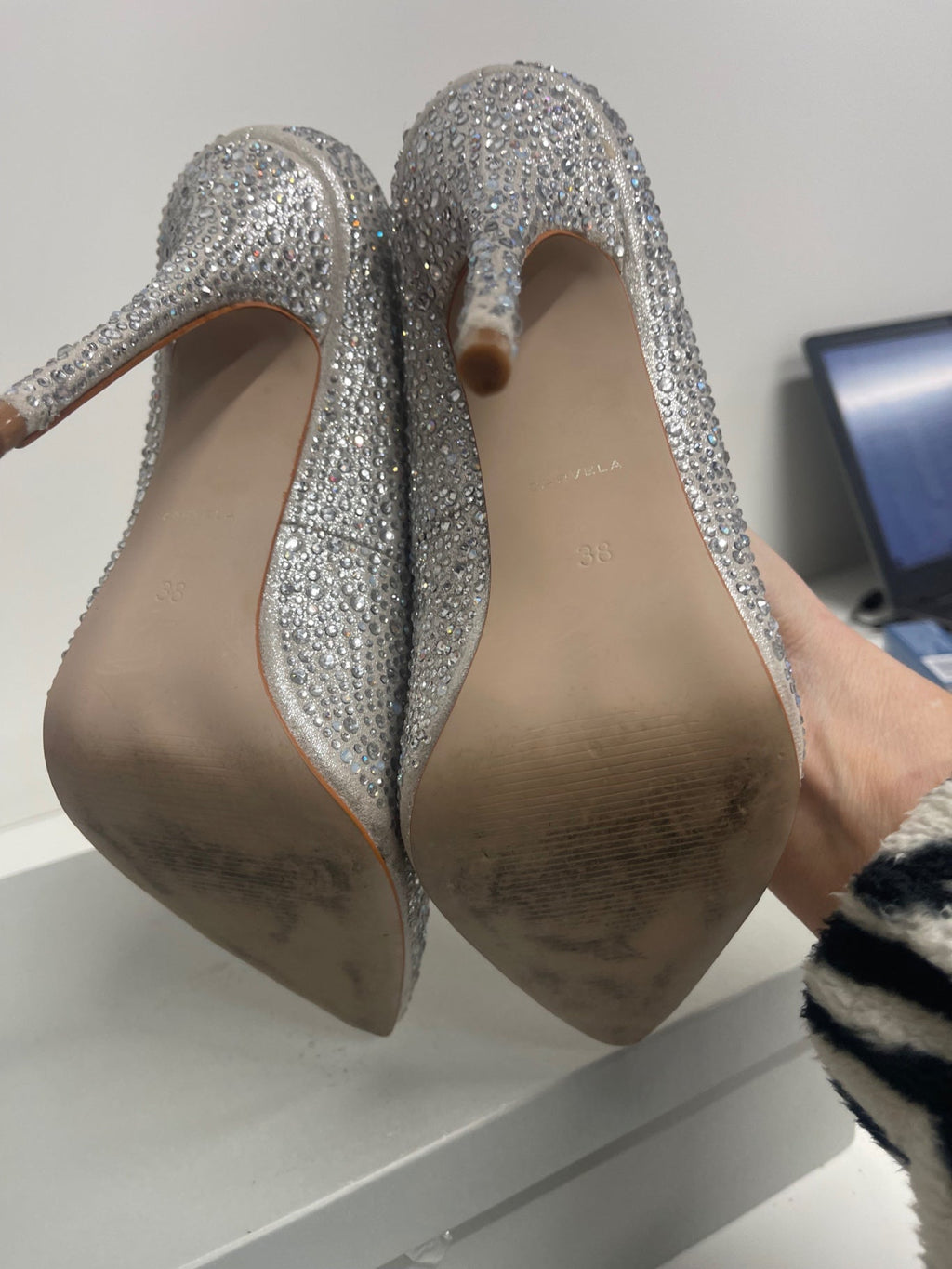 Stunning Carvela Gemini embellished Pumps & Heels UK5 Silver PP546
