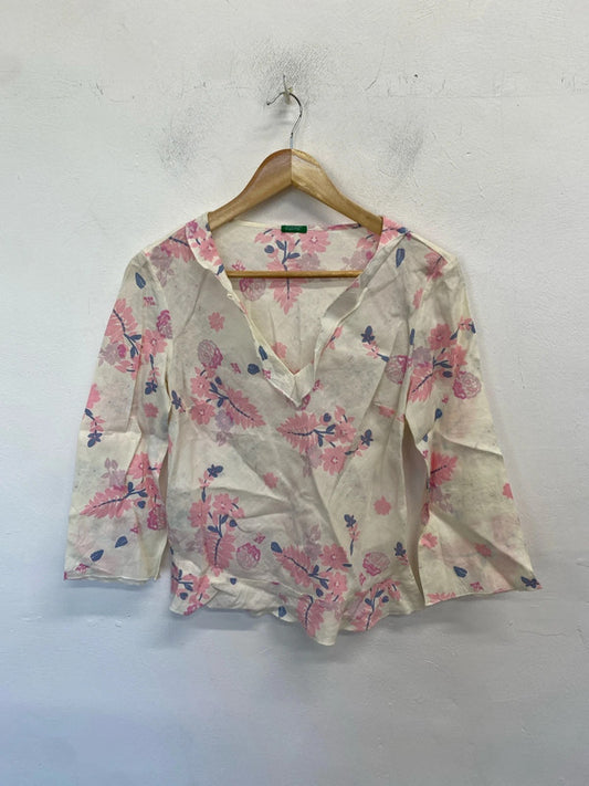 Lovely United colours of Benneton pink floral blouse UK S AG005