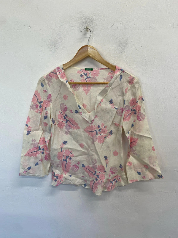 Lovely United colours of Benneton pink floral blouse UK S AG005