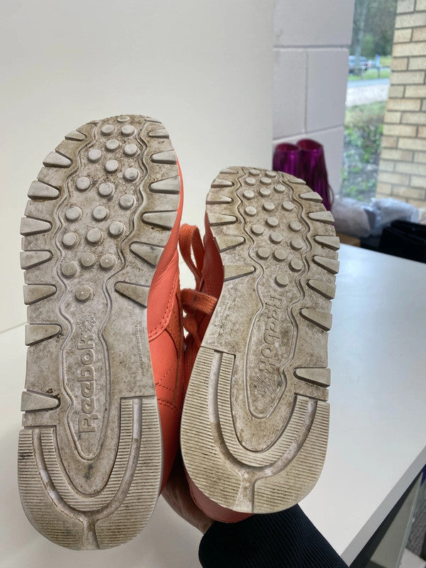 Fabulous Classic Reeboks coral leather trainers Uk4 GK002